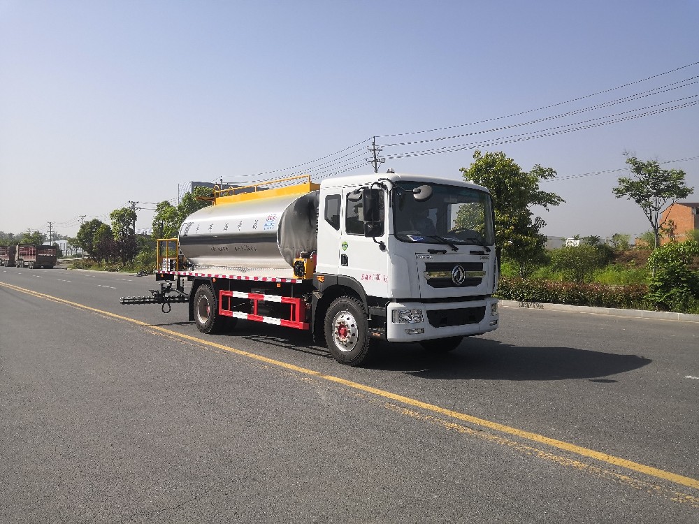 Asphalt distributor truck